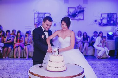 Düğün pastası kesme