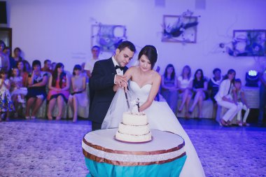 Düğün pastası kesme