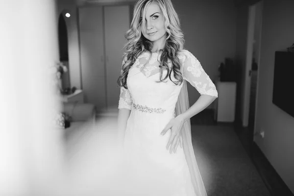 Vestido de mañana novia —  Fotos de Stock