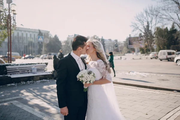 Wedding sunny weather and beautiful couple — Stock Photo, Image