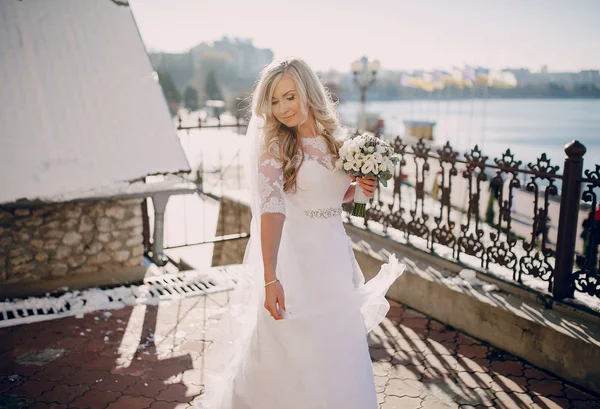 Wedding sunny weather and beautiful couple — Stock Photo, Image