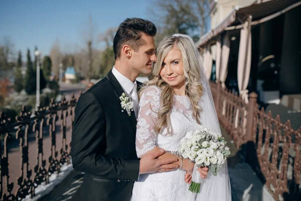 Wedding sunny weather and beautiful couple — Stock Photo, Image