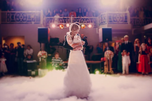 Première mariée danseuse dans un restaurant — Photo