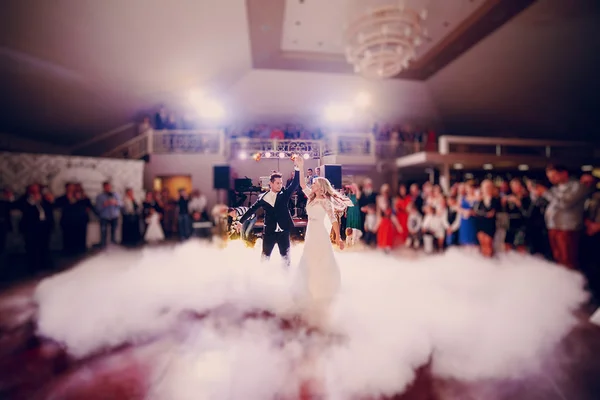 Première mariée danseuse dans un restaurant — Photo