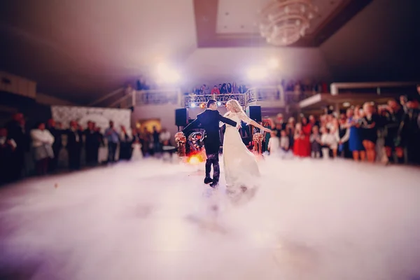 Première mariée danseuse dans un restaurant — Photo