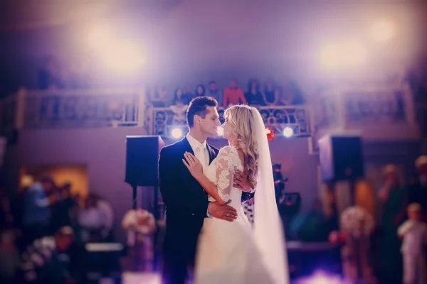 Première mariée danseuse dans un restaurant — Photo