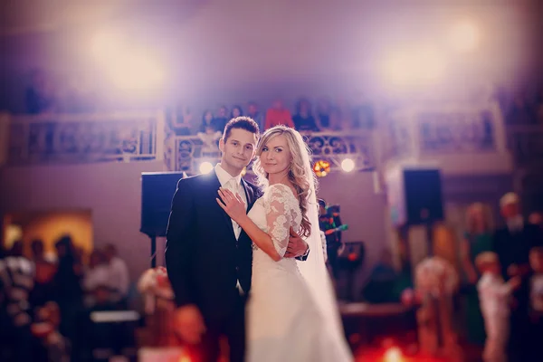 Première mariée danseuse dans un restaurant — Photo