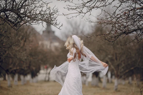 Bride walking in golden autumn nature — Stock Photo, Image