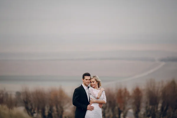 Bruden går i gyllene höst natur — Stockfoto
