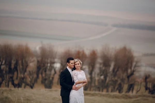 Bride walking in golden autumn nature — Stock Photo, Image