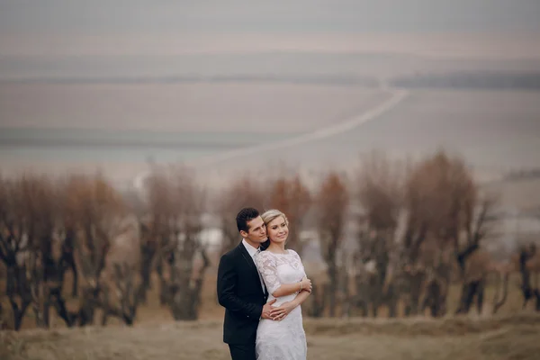 Bride walking in golden autumn nature — Stock Photo, Image