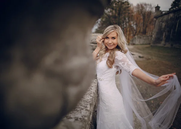 Sposa passeggiando nella natura dorata d'autunno — Foto Stock