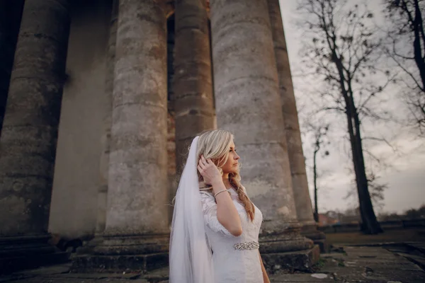 Bride walking in golden autumn nature — Stock Photo, Image