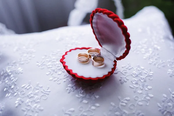 Creative wedding rings — Stock Photo, Image
