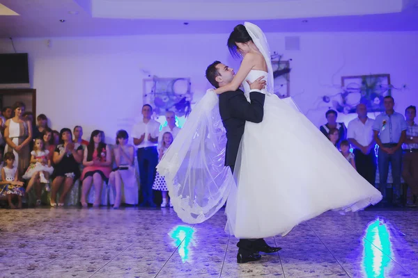 Primeiro casal de dança — Fotografia de Stock