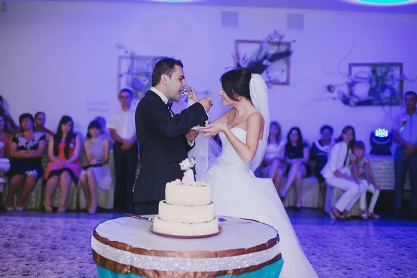 Corte bolo de casamento — Fotografia de Stock