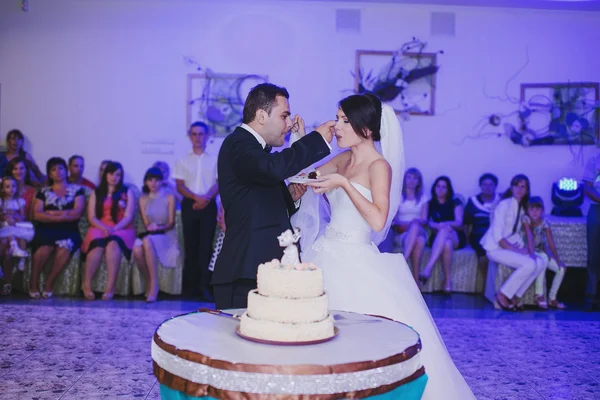 Corte de pastel de boda — Foto de Stock