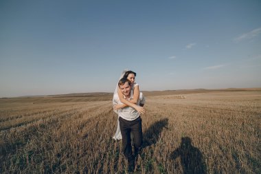 mutlu evlilik çift bir alanda