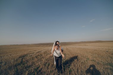 mutlu evlilik çift bir alanda