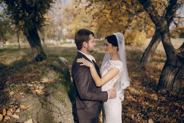 Casamento casal apaixonado ao ar livre — Fotografia de Stock