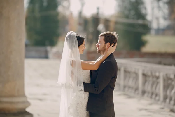 Pareja amorosa en el castillo — Foto de Stock