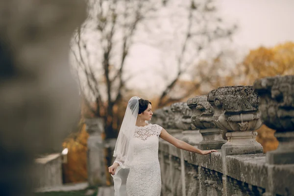 Pareja amorosa en el castillo — Foto de Stock