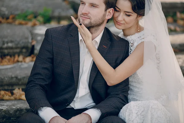 Pareja amorosa en el castillo —  Fotos de Stock