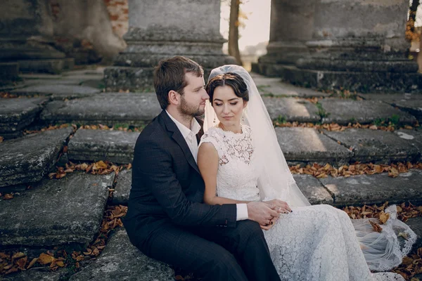 Verliefde paar in het kasteel — Stockfoto