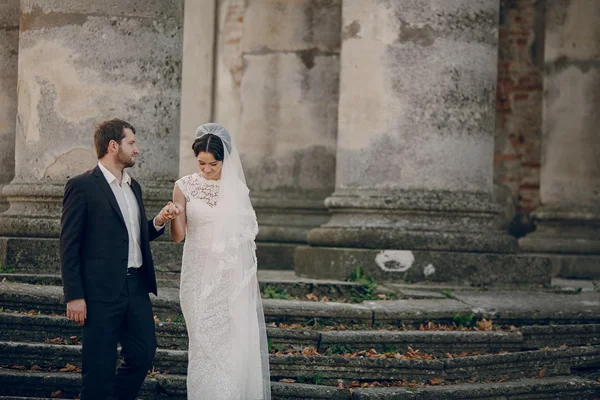 Pareja amorosa en el castillo —  Fotos de Stock