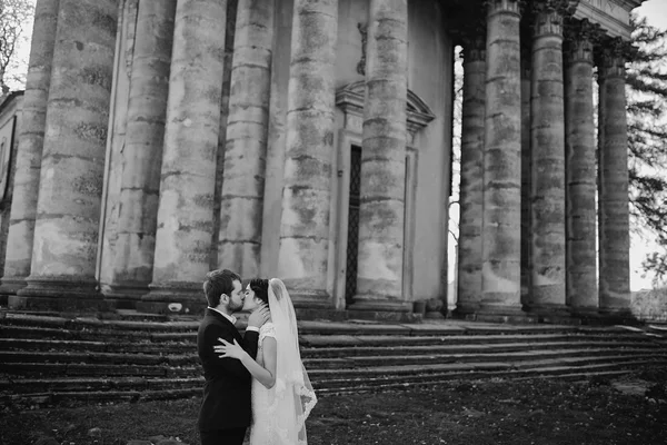 Casal amoroso no castelo — Fotografia de Stock