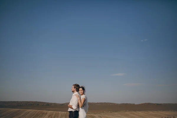 Lykkelig ektepar på åkeren – stockfoto