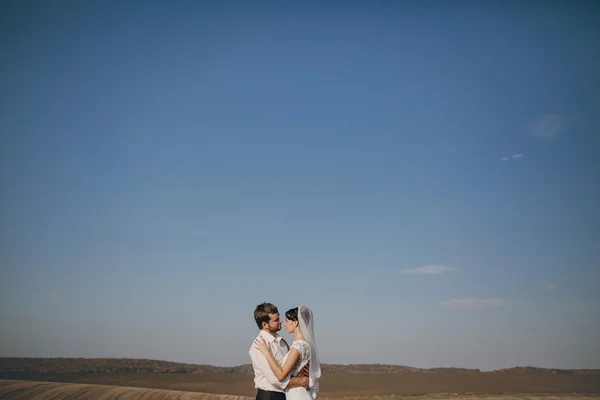 Happy wedding couple in a field — Stock Photo, Image