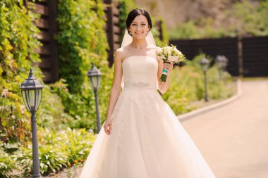 dışarıda genç gelin