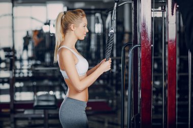 güzel sarışın spor egzersizleri yapıyor