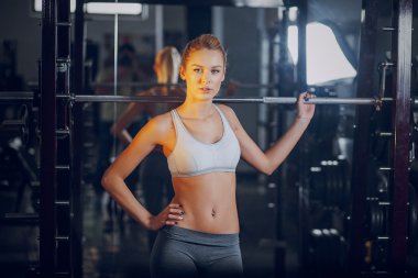 güzel sarışın spor egzersizleri yapıyor