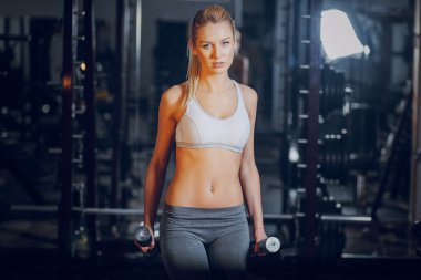 güzel sarışın spor egzersizleri yapıyor