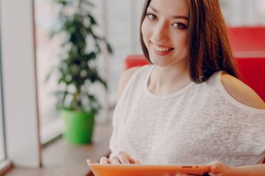 güzel genç kız telefon ve tablet sahiptir