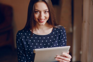 güzel genç kız telefon ve tablet sahiptir