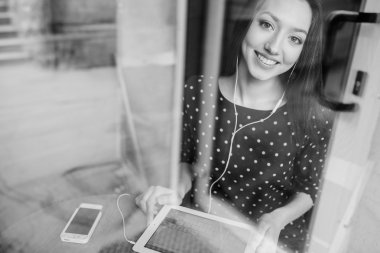 güzel genç kız telefon ve tablet sahiptir