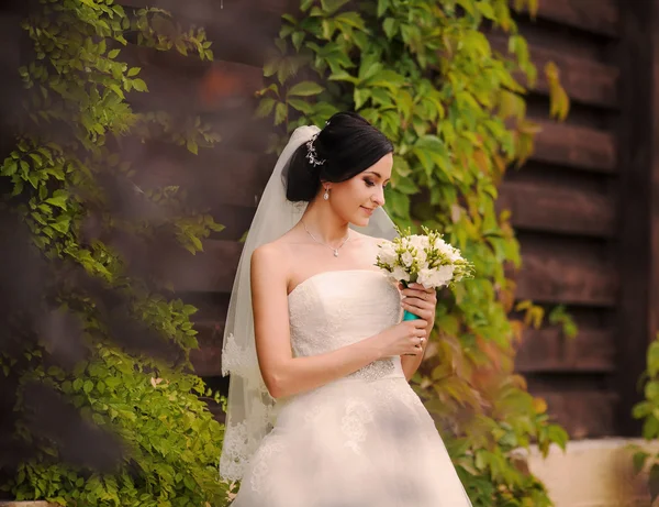 Jovem noiva fora — Fotografia de Stock