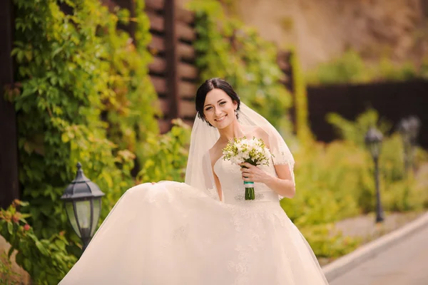 Young bride outside — Stock Photo, Image