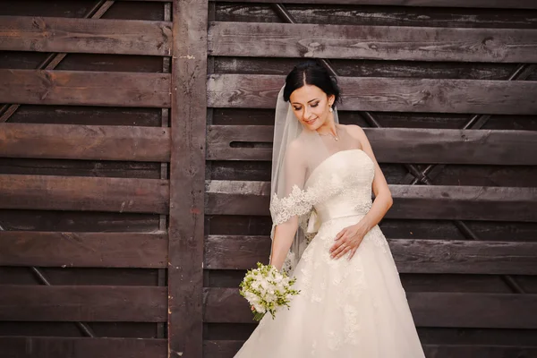 Bride at  wooden wall — Stock Photo, Image