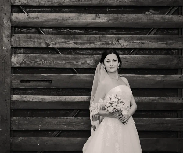 Невеста у деревянной стены — стоковое фото