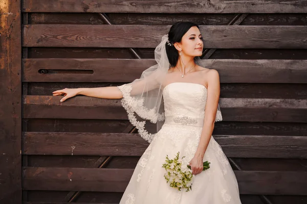Bride at  wooden wall — Stock Photo, Image
