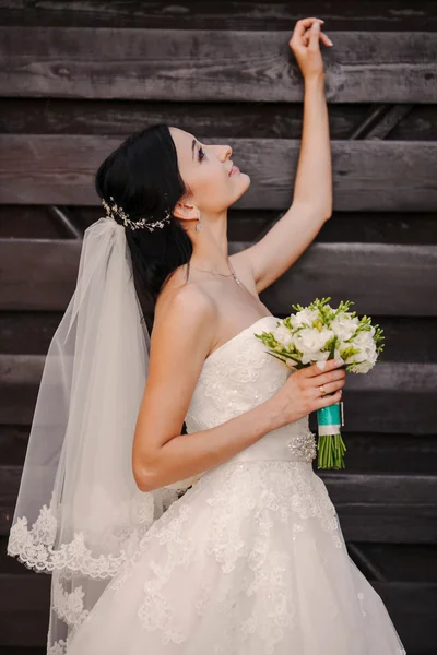 Bride at  wooden wall — Stock Photo, Image