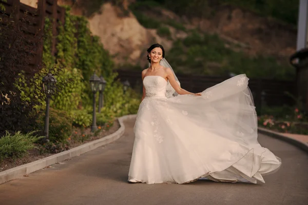 Young bride outside — Stock Photo, Image