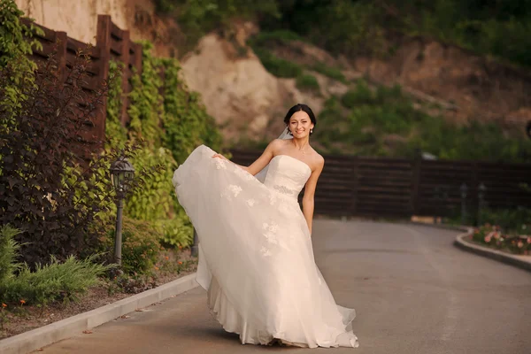 Giovane sposa fuori — Foto Stock