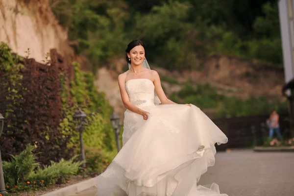 Junge Braut draußen — Stockfoto