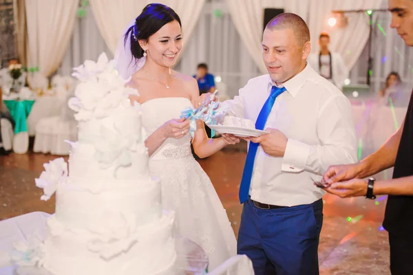 Casamento casal comer bolo — Fotografia de Stock