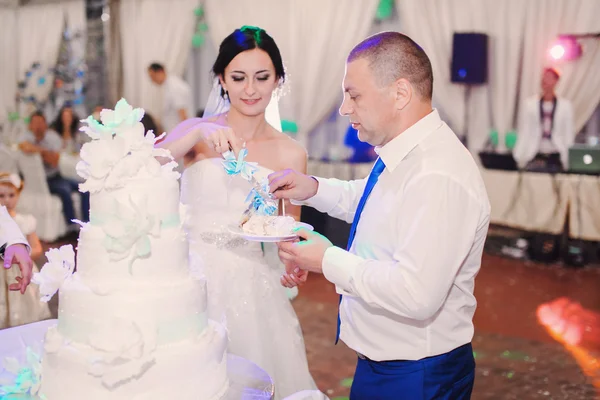 Matrimonio coppia mangiare torta — Foto Stock